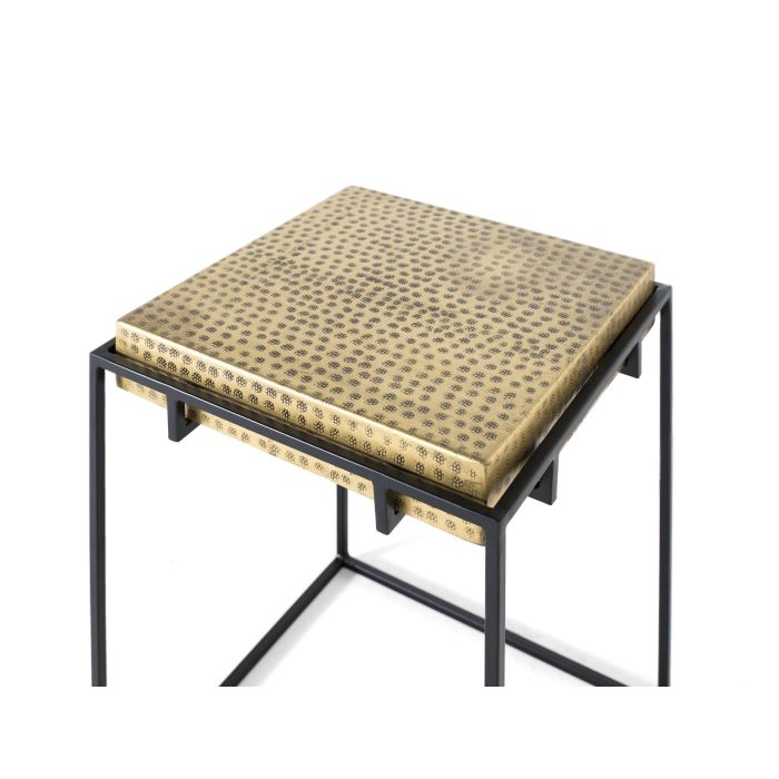 GINER Y COLOMER Table de Chevet Industrielle en Tube d'Acier Carré Noir Mat avec Plateau Doré Vieilli et Motifs Découpés - Doré et Noir 3 GINER Y COLOMER Table de Chevet Industrielle en Tube d'Acier Carré Noir Mat avec Plateau Doré Vieilli et Motifs Découpés - Doré et Noir 3