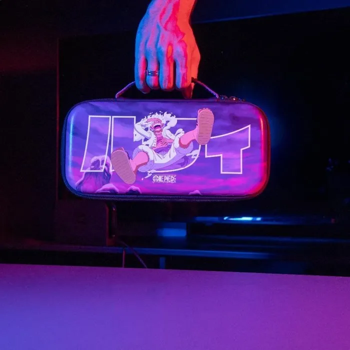 Konix Housse de transport et protection Nintendo Switch 2, OLED et Switch classique - Compartiments cartouches et accessoires - Motif One Piece Luffy Gear 5 Violet Konix Housse de transport et protection Nintendo Switch 2, OLED et Switch classique - Compartiments cartouches et accessoires - Motif One Piece Luffy Gear 5 Violet