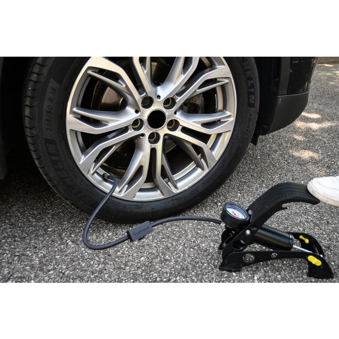 Michelin Pompe à pied avec manomètre homologuée 7 Bar - Modèle 2023 - Flexible 60 cm - Embouts inclus - Pour voiture, moto, vélo, 4x4 Michelin Pompe à pied avec manomètre homologuée 7 Bar - Modèle 2023 - Flexible 60 cm - Embouts inclus - Pour voiture, moto, vélo, 4x4