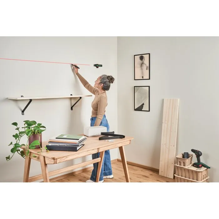 Bosch UniversalWallLevel - Niveau laser à bulle avec projection de lignes horizontales, verticales et point laser, portée jusqu'à 20 m, compact et livré avec support mural