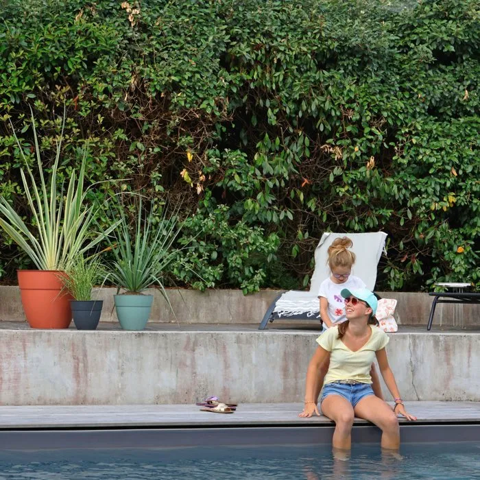 Eda Osaka - Pot de fleur rond - Ø 50 cm - 56.8 L - Intérieur/Extérieur - Résine anti-UV - Terre battue Eda Osaka - Pot de fleur rond - Ø 50 cm - 56.8 L - Intérieur/Extérieur - Résine anti-UV - Terre battue