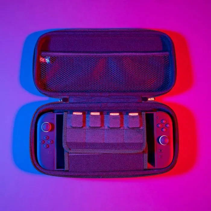 Konix Housse de transport et protection Nintendo Switch 2, OLED et Switch classique - Compartiments cartouches et accessoires - Motif One Piece Luffy Gear 5 Violet Konix Housse de transport et protection Nintendo Switch 2, OLED et Switch classique - Compartiments cartouches et accessoires - Motif One Piece Luffy Gear 5 Violet