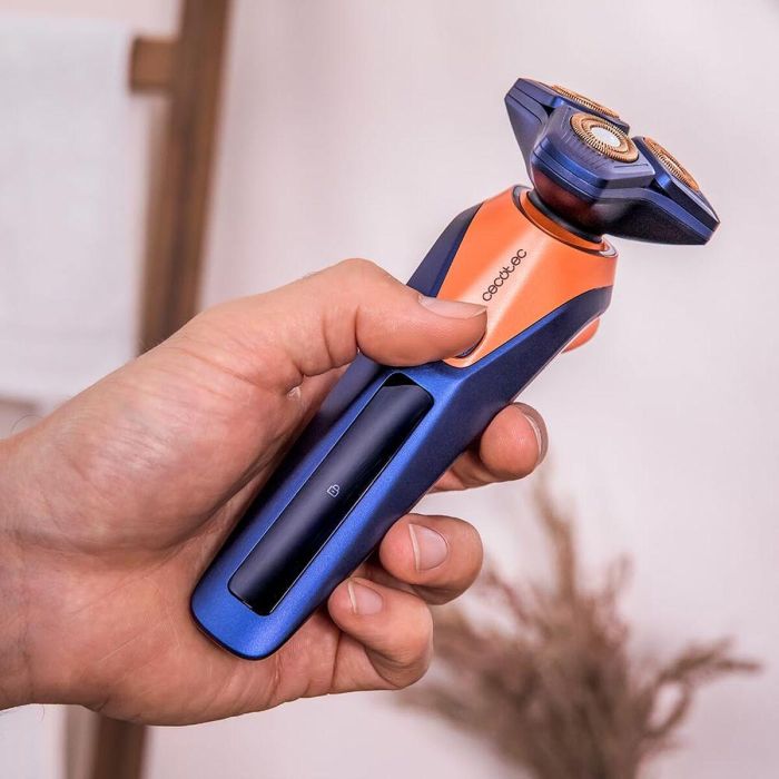 Rasoir électrique rotatif Cecotec PrecisionCare Saphire Pro Titane IPX7 base autonettoyante 1