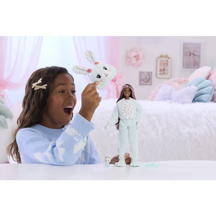 Barbie Cutie Reveal JJP65 - Poupée Interactive Lapin Bleu avec 10 Surprises - Costume en Peluche, Accessoires et Animaux