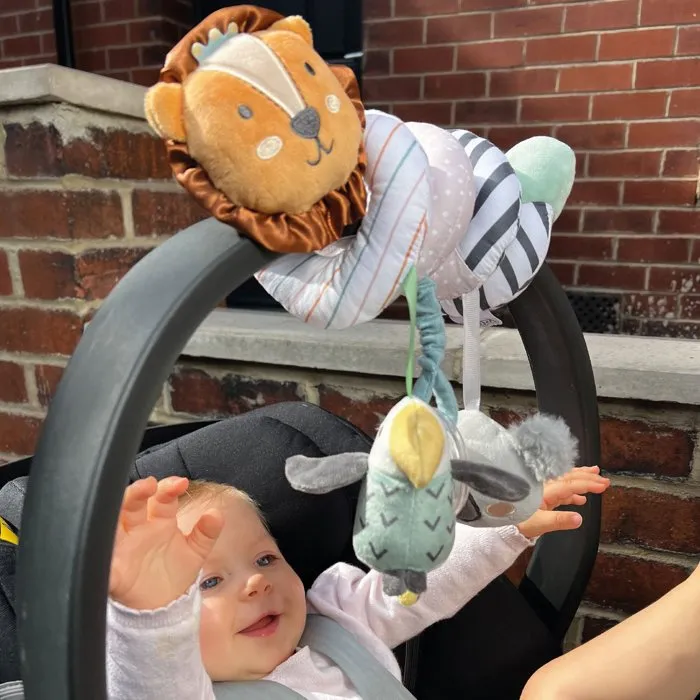 Nuby - Spirale d'activités sensorielle pour poussette et siège-auto avec animaux en peluche, hochets et textures - Jouet d'éveil pour bébé - Beige Nuby - Spirale d'activités sensorielle pour poussette et siège-auto avec animaux en peluche, hochets et textures - Jouet d'éveil pour bébé - Beige