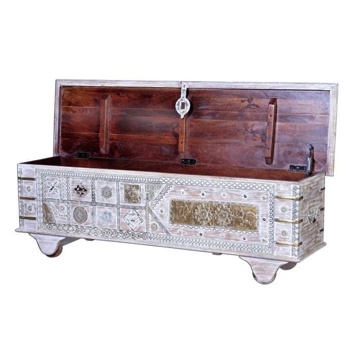 GINER Y COLOMER Malle de rangement en bois de manguier avec finition blanc vieilli, ouverture par le dessus, détails en bronze - 48 x 148 x 43 cm 2 GINER Y COLOMER Malle de rangement en bois de manguier avec finition blanc vieilli, ouverture par le dessus, détails en bronze - 48 x 148 x 43 cm 2