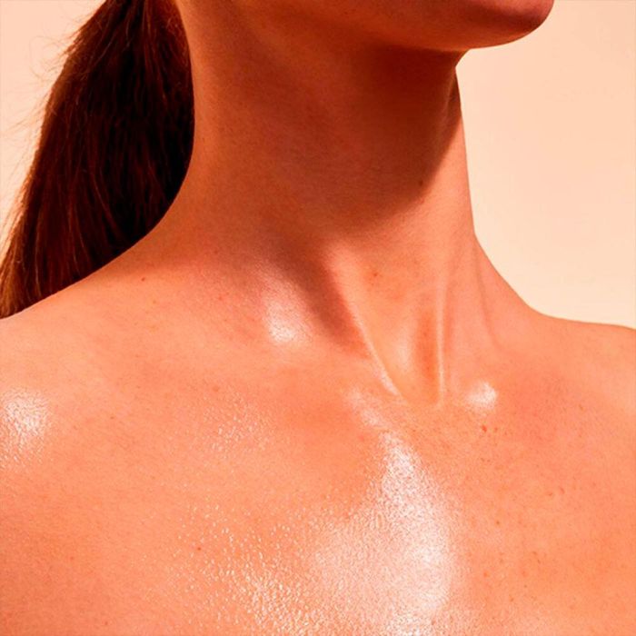 Clarins Brume D'Eau Solaire Pour Le Corps Spf50+ 150 mL 2 Clarins Brume D'Eau Solaire Pour Le Corps Spf50+ 150 mL 2