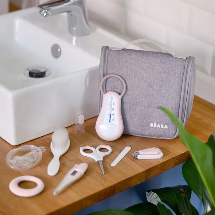 Beaba - Trousse de toilette bébé avec 10 accessoires (thermomètre, ciseaux, peigne, anneau de dentition, mouche-bébé) - Organisation à élastiques et poche zippée - Vieux rose