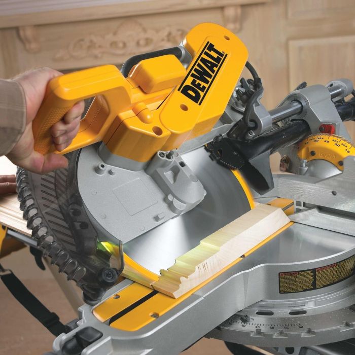 DEWALT Paneelsaege 305 mm 1675 Watt 46 DEWALT Paneelsaege 305 mm 1675 Watt 46
