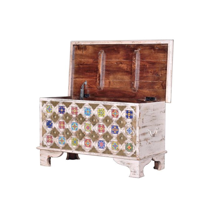 GINER Y COLOMER - Coffre de rangement en bois de manguier massif avec détails en céramique et bronze, finition blanc vieilli - 80 x 40 x 45 cm 2 GINER Y COLOMER - Coffre de rangement en bois de manguier massif avec détails en céramique et bronze, finition blanc vieilli - 80 x 40 x 45 cm 2