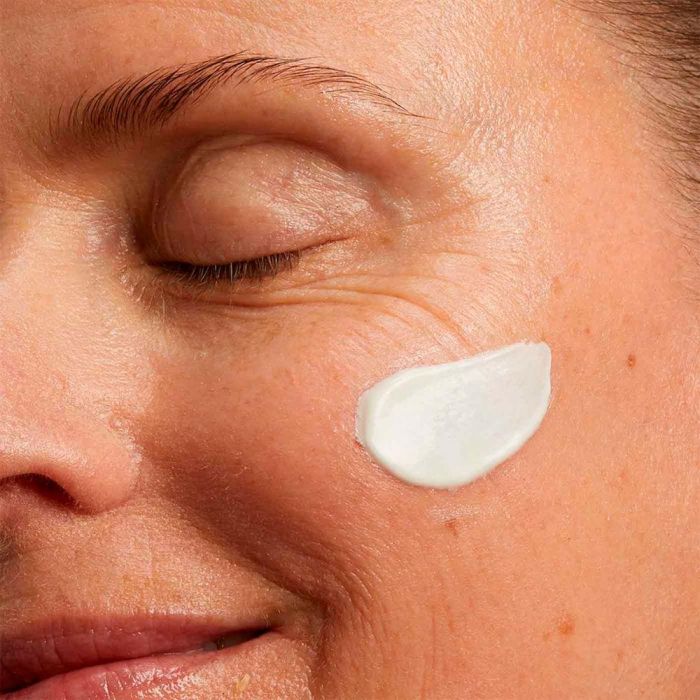 Clarins Nutri-Lumière Crème Revitalisante Anti-Taches Spf 15 50 mL 2 Clarins Nutri-Lumière Crème Revitalisante Anti-Taches Spf 15 50 mL 2