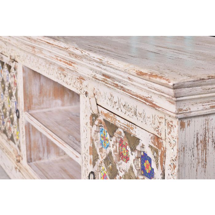 GINER Y COLOMER - Buffet TV en bois de manguier massif sculpté avec incrustations de céramique et bronce, finition blanc vieilli - 150x60x40 cm 3 GINER Y COLOMER - Buffet TV en bois de manguier massif sculpté avec incrustations de céramique et bronce, finition blanc vieilli - 150x60x40 cm 3