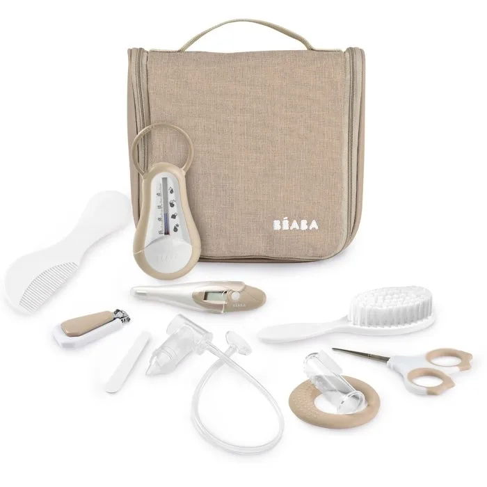 Beaba - Trousse de toilette bébé avec 10 accessoires - Thermomètre de bain, thermomètre digital, ciseaux, coupe-ongles, brosse, peigne, anneau de dentition - Terre d'argile Beaba - Trousse de toilette bébé avec 10 accessoires - Thermomètre de bain, thermomètre digital, ciseaux, coupe-ongles, brosse, peigne, anneau de dentition - Terre d'argile
