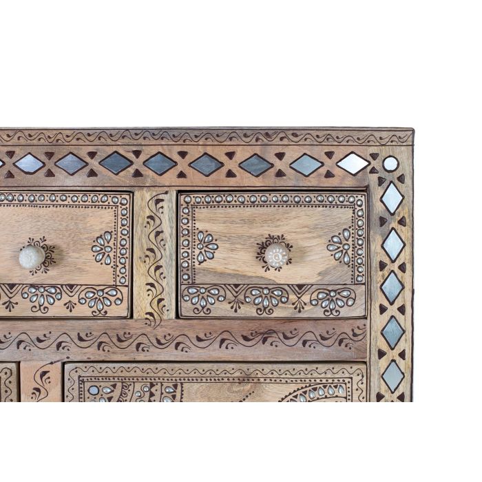 Buffet haut en bois de manguier et MDF avec 7 tiroirs et 2 portes, détails peints à la main, dimensions 45.5x69 cm (hors pattes), couleur naturelle et blanc 3 Buffet haut en bois de manguier et MDF avec 7 tiroirs et 2 portes, détails peints à la main, dimensions 45.5x69 cm (hors pattes), couleur naturelle et blanc 3