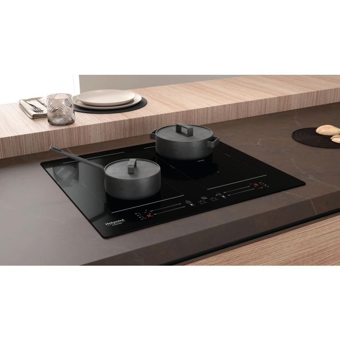 Table de cuisson à induction Hotpoint HS5160CNE - 4 foyers dont 2 zones flexibles - Puissance totale 7200 W - 18 niveaux - Design noir - L60 cm