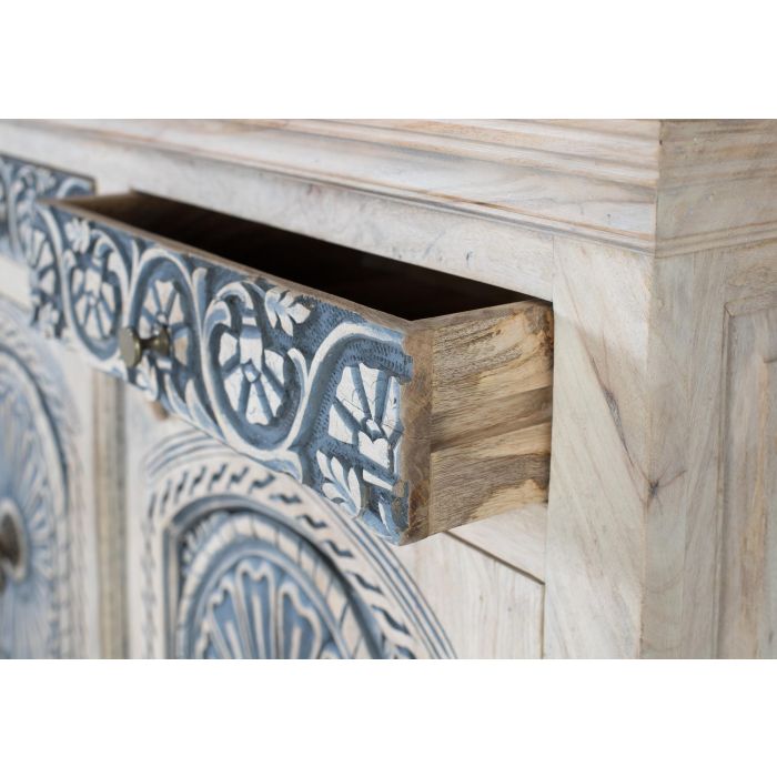 GINER Y COLOMER - Buffet en bois de manguier sculpté artisanalement, 2 tiroirs et 2 portes, finition blanc lavé et bleu profond - Dimensions : 105x31x? cm 4 GINER Y COLOMER - Buffet en bois de manguier sculpté artisanalement, 2 tiroirs et 2 portes, finition blanc lavé et bleu profond - Dimensions : 105x31x? cm 4