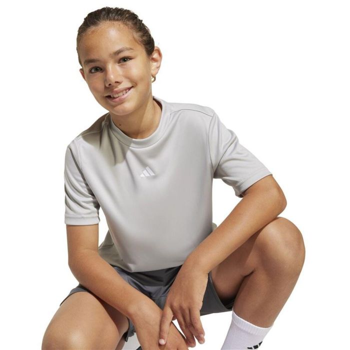 T shirt à manches courtes Enfant Adidas Tr-Essentials Gris clair 1 T shirt à manches courtes Enfant Adidas Tr-Essentials Gris clair 1