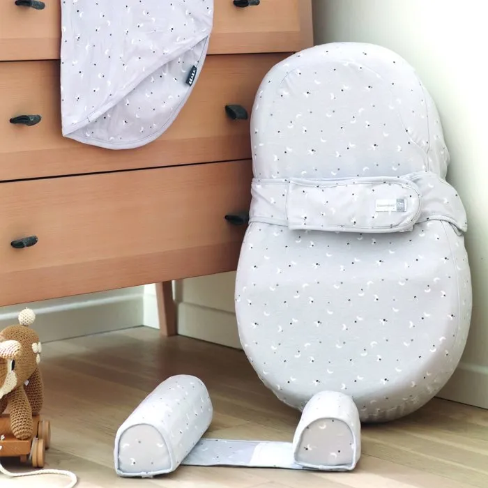 Beaba Cocoonababy - Cocon ergonomique pour nouveau-né dès la naissance, drapeau Moon, jersey avec drap, 2.8 kg à 3 mois, fabriqué en France Beaba Cocoonababy - Cocon ergonomique pour nouveau-né dès la naissance, drapeau Moon, jersey avec drap, 2.8 kg à 3 mois, fabriqué en France
