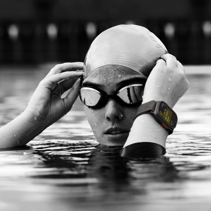 Apple Watch Ultra 2 GPS + Cellular Montre Connectée 49mm Boîtier Titane Noir avec Bracelet Milanese en Titane Noir - Taille L, Étanche 100m, Écran Retina OLED