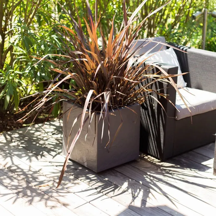 Pot de fleurs carré EDA Volcania Up 21 L, décor pierre gris anthracite, 29.5 x 29.5 x H 29.5 cm, pour intérieur et extérieur Pot de fleurs carré EDA Volcania Up 21 L, décor pierre gris anthracite, 29.5 x 29.5 x H 29.5 cm, pour intérieur et extérieur