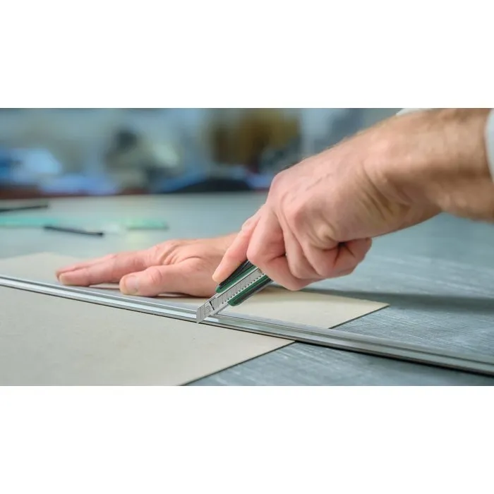 Bosch - Cutter à lame sectionnable 9 mm avec 5 lames de rechange et blocage automatique