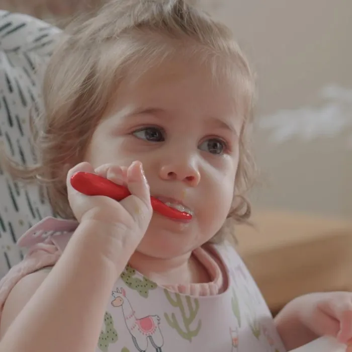 Nuby Lot de 3 Premières Cuillères Bébé en Silicone - Pour Bébé Dès 6 Mois - Bleu, Rouge, Vert - Évolution en 3 Étapes - Faciles à Prendre en Main