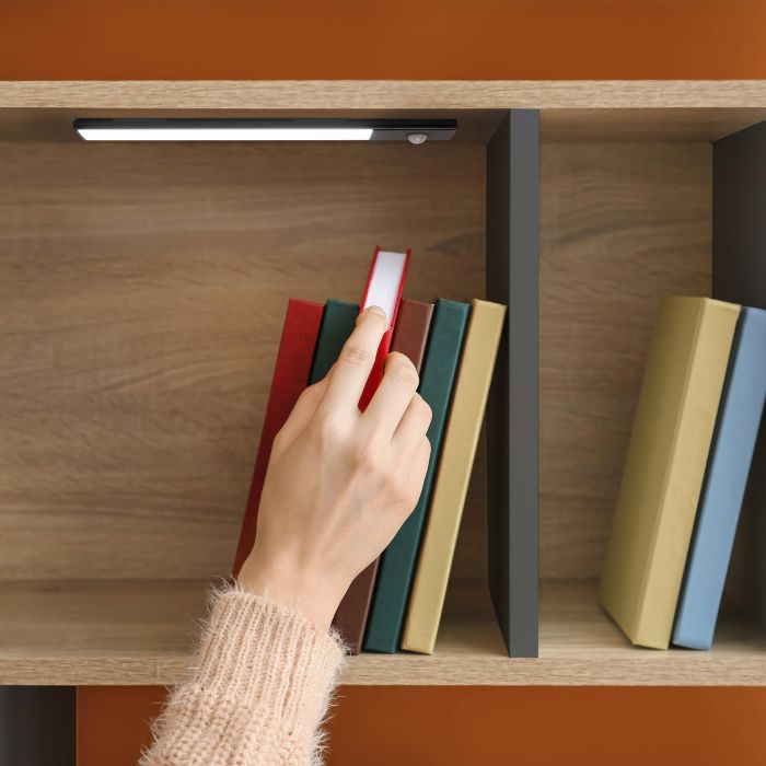 Emuca Luminaire LED Kaus Black rechargeable par USB avec détecteur de mouvement, 240mm, Peint en noir 1 Emuca Luminaire LED Kaus Black rechargeable par USB avec détecteur de mouvement, 240mm, Peint en noir 1