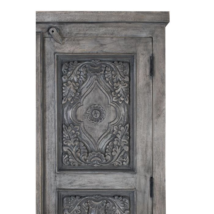 GINER Y COLOMER - Armoire contemporaine en bois de manguier massif gris avec portes sculptées, étagères et barre à vêtements, aménagement intérieur spacieux 3