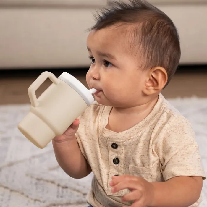Infantino - Ma Première Tasse en Silicone, 255 ml (25.5cl) - Sable - Tasse d'apprentissage avec Paille anti-fuite, Couvercle et Poignée pour Bébé et Enfant Infantino - Ma Première Tasse en Silicone, 255 ml (25.5cl) - Sable - Tasse d'apprentissage avec Paille anti-fuite, Couvercle et Poignée pour Bébé et Enfant