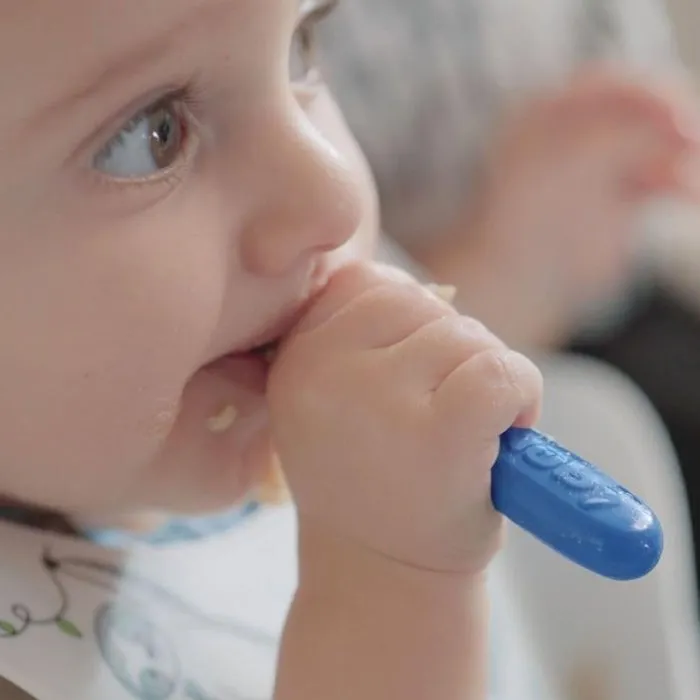 Nuby Lot de 3 Premières Cuillères Bébé en Silicone - Pour Bébé Dès 6 Mois - Bleu, Rouge, Vert - Évolution en 3 Étapes - Faciles à Prendre en Main