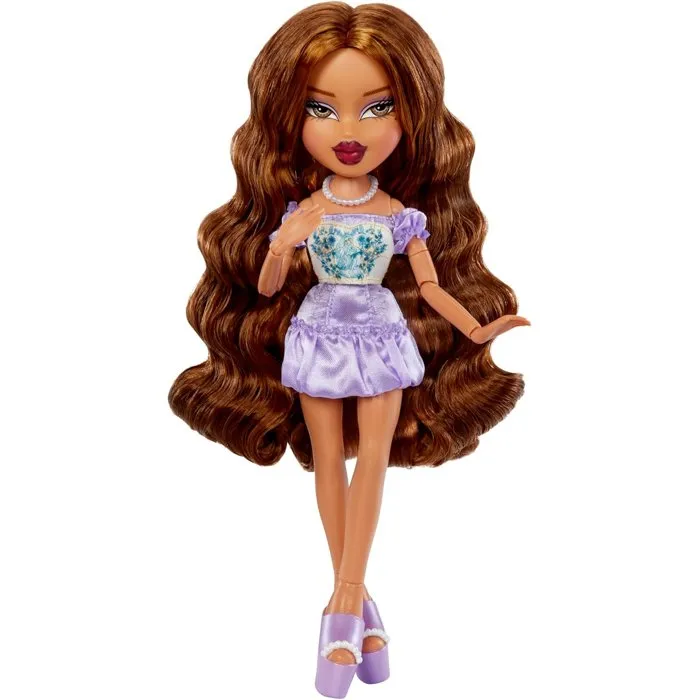 Bratz Poupée Mannequin Yasmin à Collectionner - Tenue, Sac à Main, Lunettes de Soleil Inclus - Jouet pour Enfants dès 6 ans