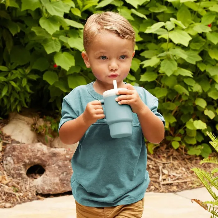 Infantino Ma Première Tasse en Silicone pour Bébé, 255 ml, Anti-Fuite avec Poignée et Paille Sécurisée - Moody Blue Infantino Ma Première Tasse en Silicone pour Bébé, 255 ml, Anti-Fuite avec Poignée et Paille Sécurisée - Moody Blue