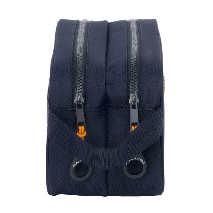 Nécessaire de Voyage Real Madrid C.F. 2nd Kit 24/25 Blue marine Sportif 26 x 15 x 12.5 cm 1 Nécessaire de Voyage Real Madrid C.F. 2nd Kit 24/25 Blue marine Sportif 26 x 15 x 12.5 cm 1