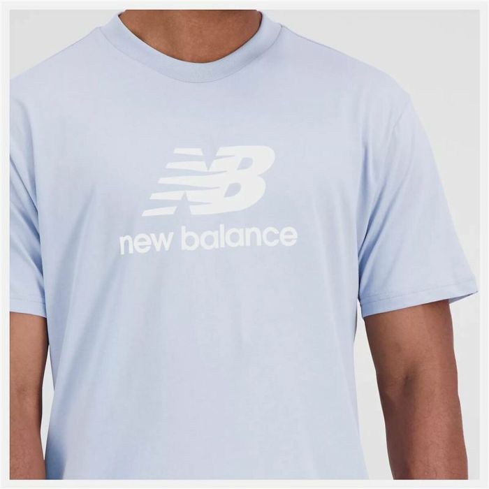 Camiseta de Manga Corta Hombre New Balance Essentials Stacked Logo Azul claro 1