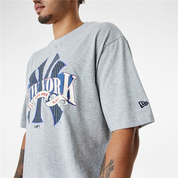Camiseta de Manga Corta Hombre New Era MLB Arch Graphic New York Yankees Gris claro 4