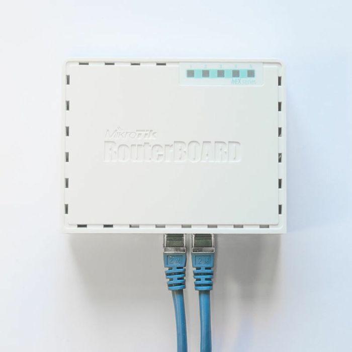 Router Mikrotik RB750Gr3 3
