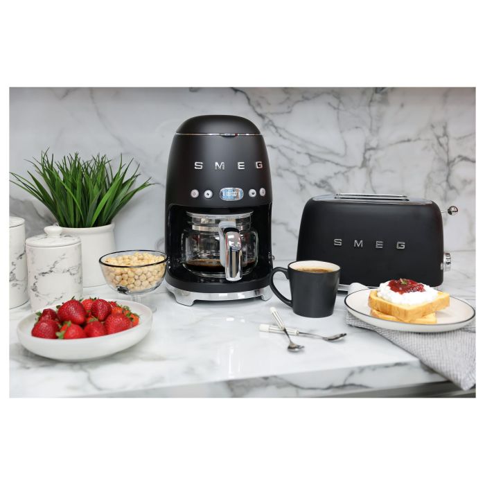 Smeg DCF02BLMEU Cafetera de filtro estilo años 50, Negro, 1.4L, 10 tazas, 1050W Smeg DCF02BLMEU Cafetera de filtro estilo años 50, Negro, 1.4L, 10 tazas, 1050W