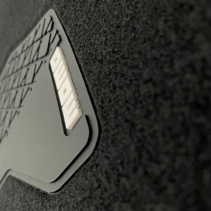 Momo MOMLCM012BW Set 4 Alfombrillas Universales para Coche Negro Blanco, Poliéster PVC Antideslizantes, Talonera Reforzada 5 Momo MOMLCM012BW Set 4 Alfombrillas Universales para Coche Negro Blanco, Poliéster PVC Antideslizantes, Talonera Reforzada 5