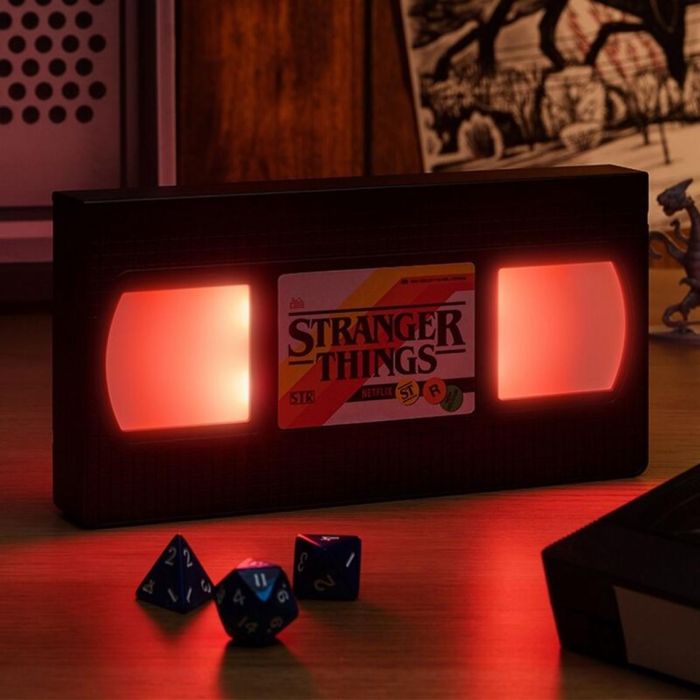 Lámpara Stranger Things Vhs Logo Paladone Redstring PP9948ST 2 Lámpara Stranger Things Vhs Logo Paladone Redstring PP9948ST 2