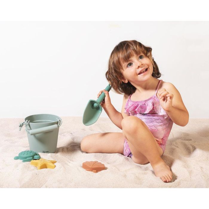 KioKids Set de Juego de Playa de Silicona Verde, 5 Piezas: Cubo, Pala y 3 Moldes de Arena. Seguro y Fácil de Limpiar para Niños +18 meses 1