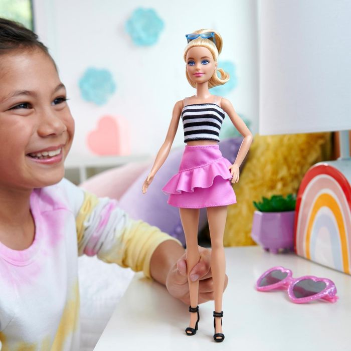 Muñeca Barbie Fashionista Top Rayas Con Falda Rosa Hrh11 4