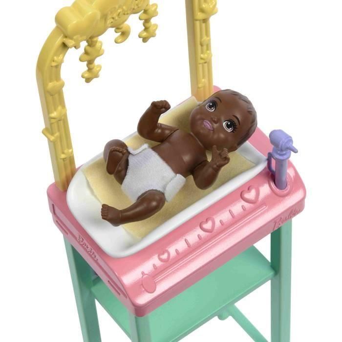 Barbie Set de Juego Pediatra con Bebé, Muebles y 4 Accesorios Médicos para Niños de 3 Años+ 1