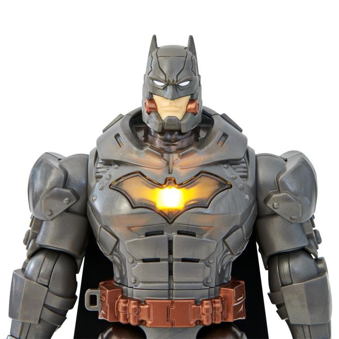 Spin Master 6064833 Figura Electrónica Batman 30 cm con Nuevo Traje y Accesorios, Lanza Armas, Golpes y Sonidos de Batalla 4 Spin Master 6064833 Figura Electrónica Batman 30 cm con Nuevo Traje y Accesorios, Lanza Armas, Golpes y Sonidos de Batalla 4