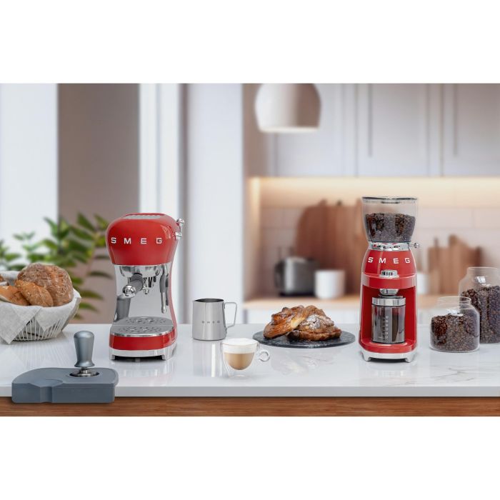 Smeg ECF02RDEU Cafetera Espresso de Estilo Años 50 Roja 2