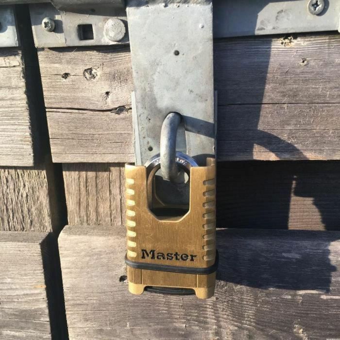 Master Lock Candado M1177EURD de Latón Macizo de Alta Seguridad, Grillete Protegido, Combinación Programable 2
