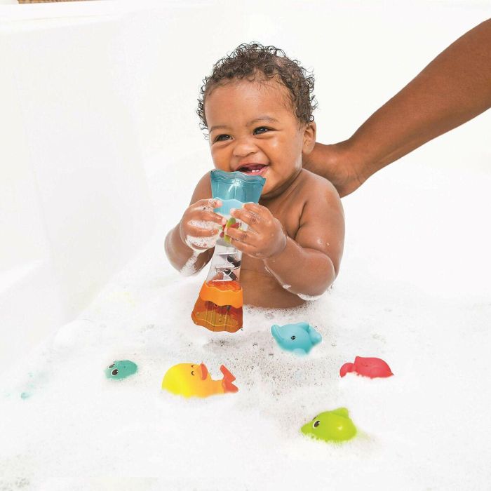 Infantino Set de Baño Infantil 17 piezas: Vasos Apilables, Rociadores Flexibles, Juego de Pesca y Reloj de Arena de Agua 3