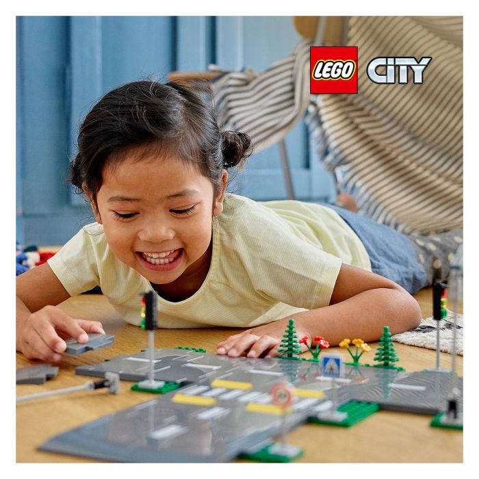 LEGO 60304 Intersección para montar, Juego de Construcción de Ciudades con Paneles y Carreteras para Montar