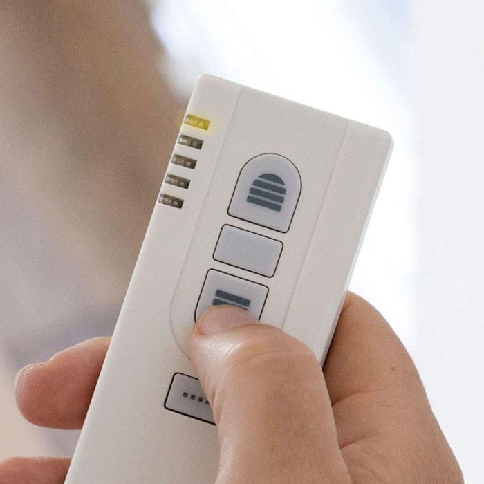 Schellenberg Mando a distancia para persianas 5 canales blanco 20023 - Control remoto inalámbrico con soporte para pared y 2 pilas AAA incluidas 2