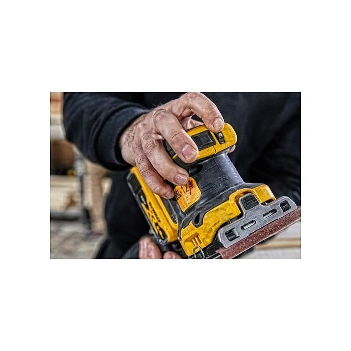 DeWALT DCW200NT-XJ Lijadora de Hoja Orbital a Batería 18V sin Escobillas, Velocidad Variable 8000-13500 OPM, Ø Orbital 1.6 mm, Incluye Adaptador para Aspiración 3