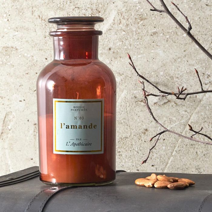 Home Deco Factory Vela Perfumada Apothi. Colección Apothicaire, Aromas: Peonía, Almendra, Higo, Cera de Parafina, Duración 60h 1 Home Deco Factory Vela Perfumada Apothi. Colección Apothicaire, Aromas: Peonía, Almendra, Higo, Cera de Parafina, Duración 60h 1